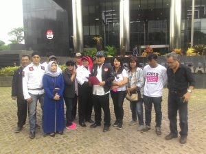RELAWAN INDONESIA BERSATU GERUDUK KE KPK UNTUK MEMANGGIL GUBERNUR DKI