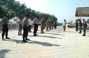 Polsek Kepulauan Seribu Selatan Dampingi Satpol PP Tegakkan Aturan Prokes di Pulau Pari