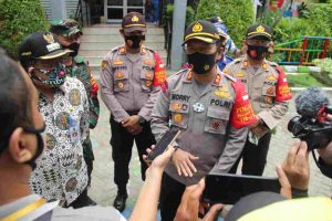 AKBP Morry Ermond, S.I.K., M.T. Pimpin Kegiatan Pembagian Masker Secara Serentak di Kepulauan Seribu