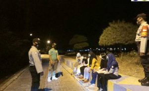 Cegah Penyebaran Covid-19, Polsek Kep Seribu Selatan Bubarkan Kerumunan