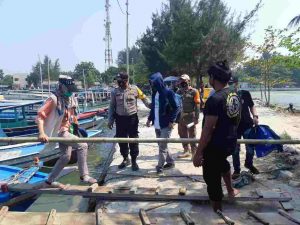 Polsek Kepulauan Seribu Selatan Bantu Wisatawan dengan Siapkan Jembatan Papan Darurat