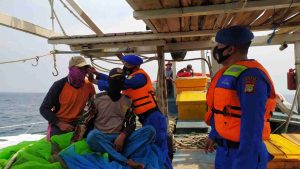 Satpolair Polres Kepulauan Seribu Bagikan Masker kepada Nelayan Melaut