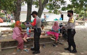 Tekan Penyebaran Covid-19, Polsek Kepulauan Seribu Selatan Door to Door Hampiri Warga Bagikan Masker