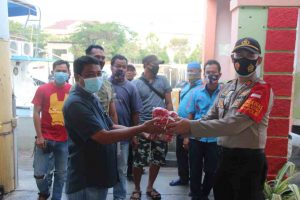Pembagian Masker Kepada Warga dan Wisatawan oleh Kabag Operasional Polres Kepulauan Seribu