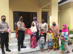 Ringankan Beban Warga Di tengah Pandemi, Kapolsek Kep Seribu Selatan Bagikan Sembako Dan Masker