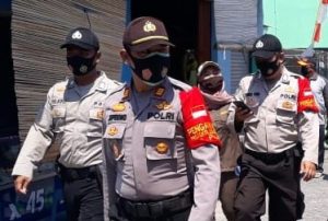 Cegah Penyebaran Covid19 Klaster Perkantoran, Polres Kep Seribu Rutin Semprotkan Cairan Disinfektan.