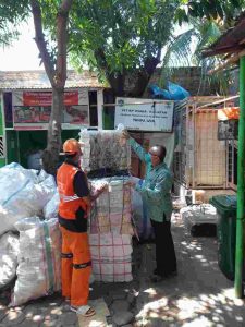 Kelurahan Tugu Selatan Menabung 60 Kilogram Sampah Plastik Dari Hasil Gerebek Lumpur