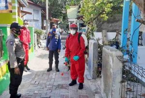 Polsek Kep Seribu Utara Dampingi Sudin Damkar Lakukan Penyemprotan Disinfektan