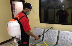 Semprotkan Cairan Disinfektan, Cara Polres Kep Seribu Cegah Penyebaran Covid-19