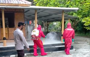 Polsek Kep Seribu Selatan Bersama Pemkab Lakukan Penyemprotan Disinfektan di Lokasi Wisata