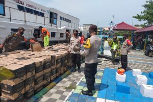 Polsek Kep Seribu Utara Lakukan Pengamanan Distribusi Paket Bansos di Pulau Kelapa