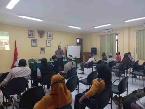 Ajak Terapkan Prokes Covid-19, Sat Binmas Polres Kep Seribu Berikan Penyuluhan