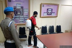 Jaga Tetap Nyaman, Kantor Polres Kep Seribu Rutin Disemprot Cairan Disinfektan