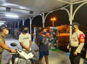 Patroli Dialogis, Polsek Kep Seribu Selatan Imbau Warga Tetap Patuhi Prokes