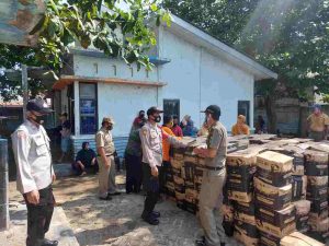 Pendistribusian Paket Sembako, Polsek Kep Seribu Selatan Lakukan Pengamanan