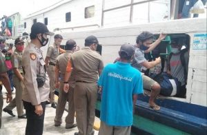 Antisipasi Kerumunan, Polsek Kep Seribu Utara Lakukan Pengawasan di Dermaga Pelabuhan