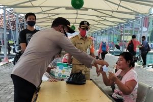 Pimpin Ops Yustisi, Kapolsek Kep Seribu Utara Bagikan Masker