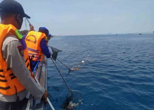Sambut HUT Ke-70 Korps Polairud, Sat Polair Polres Kep Seribu Gelar Aksi Bersih-bersih Laut.