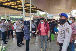 Puluhan Personel Polres Kep Seribu Tegakkan Aturan Prokes Kepada Wisatawan