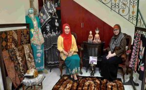 Siti Fauziah Ghozali Lurah Tebet Timur : Batik Budaya Nasional yang Harus Terus Kita Lestarikan
