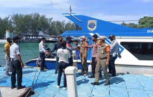 Bersama Instansi Terkait, Polsek Kep Seribu Selatan Lakukan Pengawasan Prokes di Dermaga Pelabuhan