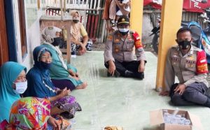 Patroli Dialogis, Cara Kapolsek Kep Seribu Utara Ajak Warga Jaga Kamtibmas Dan Patuhi 3M