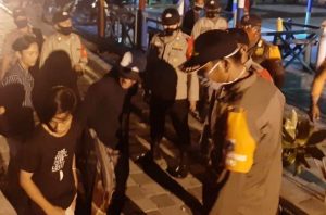 Bubarkan Kerumunan, Polsek Kep Seribu Utara Tindak Pelanggar Prokes