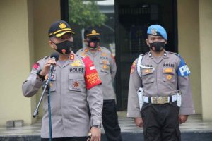 Kapolres Kep Seribu Berikan Penghargaan Kepada Personel Berprestasi