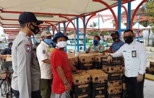 Polsek Kep Seribu Utara Lakukan Pengamanan Distribusi Paket Bansos di Kelurahan Pulau Kelapa