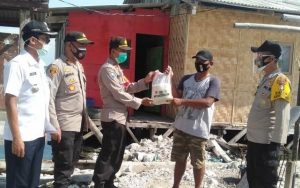 Peduli Covid-19, Polsek Kep Seribu Utara Beri Bantuan Ke Warga