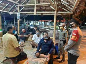 Bubarkan Kerumunan, Polsek Kep Seribu Selatan Imbau Warga Patuhi Prokes