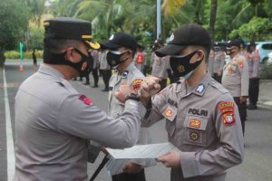 Kapolres Kep Seribu, Beri Penghargaan Kepada 2 Personel Berprestasi
