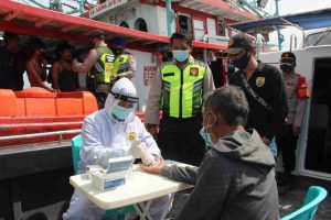 ABK Kapal Ikan dan Pegawai Pulau Resort di Rapid Tes Oleh Tim Pemburu Covid-19 Polres Kep Seribu