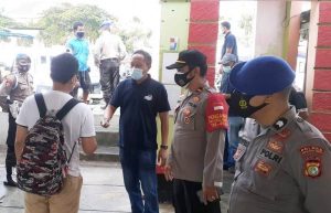 Polres Kep Seribu Lakukan Pengawasan Prokes Kepada Wisatawan Yang Akan Ke Pulau