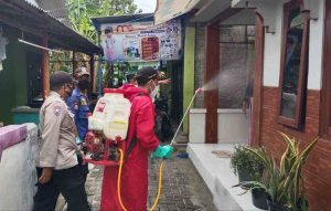 Cegah Penyebaran Covid-19, Polsek Kep Seribu Utara Lakukan Penyemprotan Disinfektan di Ruang Publik