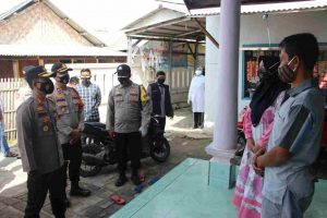 Cuaca Ekstrim, Kapolres Kep Seribu Terjang Ombak Demi Beri Bantuan Ke Warga Pulau Terpapar Covid-19
