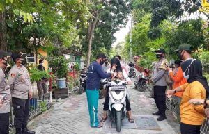 Kapolsek Kep Seribu Selatan Pimpin Langsung Giat Bagi-Bagi Masker