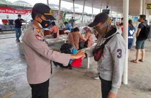 Bagikan Masker, Sat Binmas Polres Kep Seribu Ajak Warga Patuhi Prokes