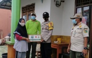 Pembagian Sembako Kapolda Metro oleh Polsek Kep Seribu Utara ke warga Terkonfirmasi Covid-19