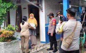 Polres Kep Seribu Salurkan Sembako Kapolda Metro Jaya Ke Warga Terkonfirmasi Covid-19