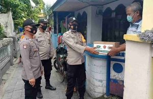 Polres Kep Seribu Bagikan Sembako Kapolda Metro Jaya ke Warga Terkonfirmasi Covid-19 Pulau Kelapa