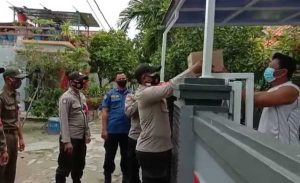 Polres Kep Seribu Bagikan Sembako Kapolda Metro ke Warga Terkonfirmasi Covid-19 Pulau Untung Jawa