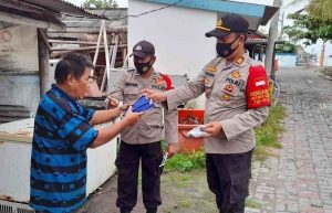Bagi Masker Gratis Ke Warga, Polsek Kep Seribu Selatan Gencarkan “Jakarta Bermasker”.