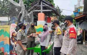 Polsek Kep Seribu Utara hari ini Bagi Masker Gratis Ke Warga di Tiga Pulau