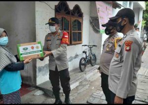 Polres Kep Seribu Salurkan Sembako Kapolda Metro Ke Warga Terkonfirmasi Covid-19