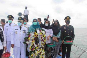 Polres Kep Seribu Bersama Stakeholder Di Kep Seribu Adakan Acara Tabur Bunga Di Perairan Pulau Lancang