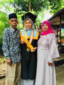 Tia Raudah Akhirnya Bisa Menyelesaikan Gelar Sarjana S1 Walau Penuh Perjuangan.