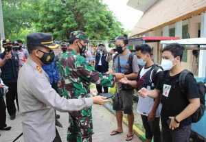 Gelorakan “Jakarta Bermasker”, Polres Kep Seribu Bagikan Masker Gratis di Delapan Pulau