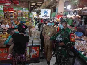 Tiga Pilar Kelurahan Tanjung Priok Distribusikan Ratusan Masker di Pasar Anyar Bahari