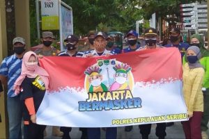 Bagikan Masker Serentak, Polres Kep Seribu Terus Gencarkan Program “Jakarta Bermasker”